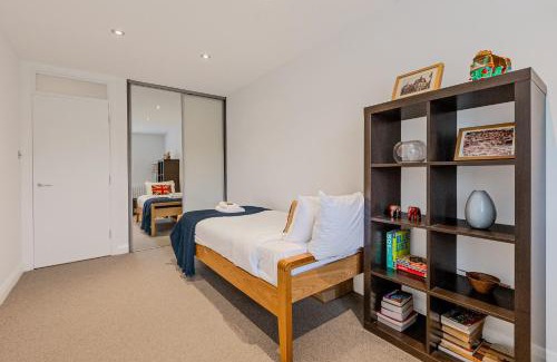 London Borough of Hounslow Apartment | Hidden treasure 2 BR ground floor apt, Brentford