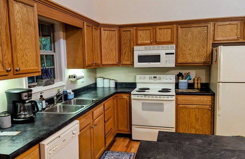 Jamestown Cottage | Hidden Woods Cottage - Jamestown, Boat Parking & Pet friendly