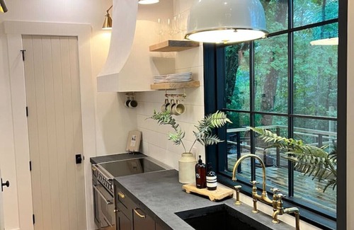 Highlands Hills Cabin | Hide Inn Seek Hillside Treehouse - 1.5mi to Main St