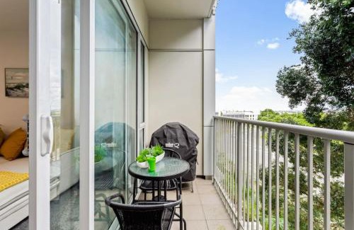 Takapuna Apartment | Hideaway Apartment with pool and free parking