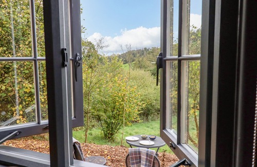 Newton Saint Cyres Cottage | HIDEAWAY CABIN, romantic, with a garden in Thorverton
