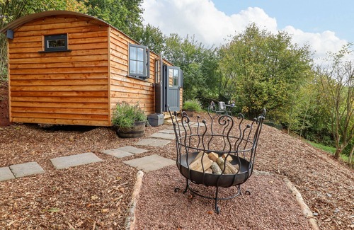 Newton Saint Cyres Cottage | HIDEAWAY CABIN, romantic, with a garden in Thorverton