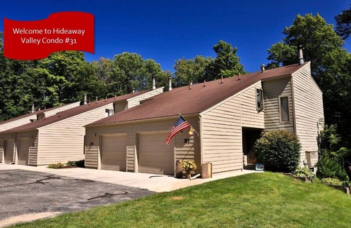 Harbor Springs Condo | Hideaway condo, excellent layout, sleeps 10. Btwn Harbor Springs and Petoskey