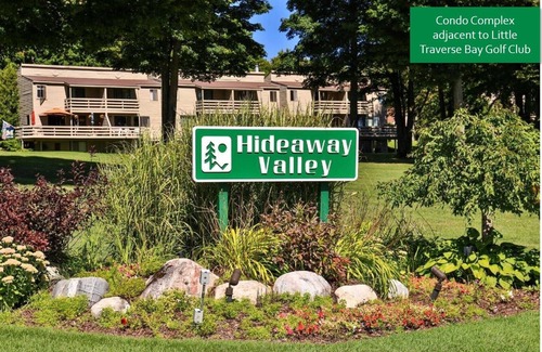 Harbor Springs Condo | Hideaway condo, excellent layout, sleeps 10. Btwn Harbor Springs and Petoskey