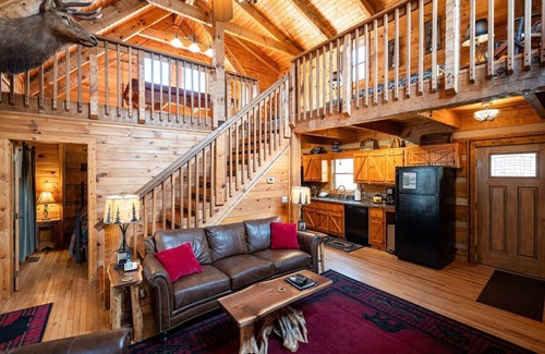 Topton Cabin | Hideaway-Pet Friendly, Luxury Cabin Rental, Private Deck on Creek, Hot Tub, Fireplace, Fishing, Waterfalls, Rafting-Nantahala NC.