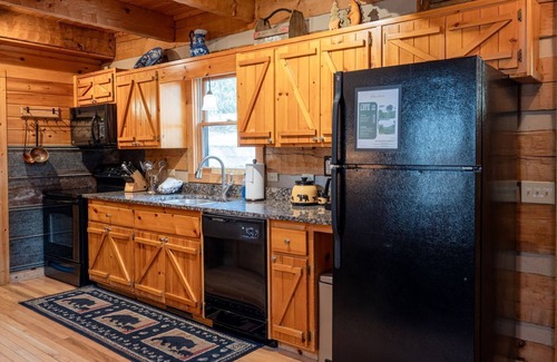 Topton Cabin | Hideaway-Pet Friendly, Luxury Cabin Rental, Private Deck on Creek, Hot Tub, Fireplace, Fishing, Waterfalls, Rafting-Nantahala NC.