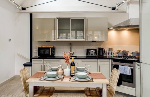 Canterbury House | Hideaway Towers Flat with Cathedral Views