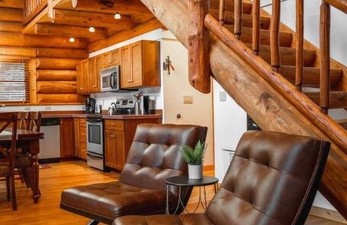 West Glacier House | Hideaway - West Glacier Log Home – Private Hot Tub