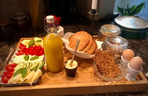 Orebro Bed & Breakfast | Hidingsta gård B&B