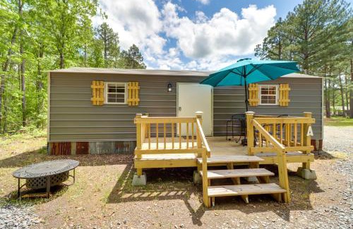 Higden Apartment | Higden Studio with Private Deck Less Than 1 Mi to Lake!