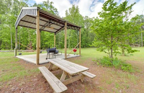 Higden Apartment | Higden Studio with Private Deck Less Than 1 Mi to Lake!