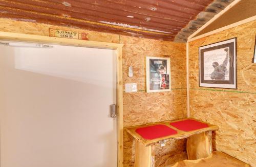 Higden Apartment | Higden Studio with Private Deck Less Than 1 Mi to Lake!