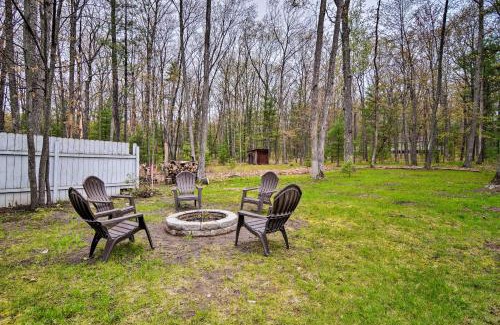 Higgins Lake House | Higgins Lake Area Cabin with Fire Pit and Yard!