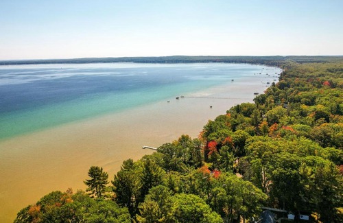 Higgins Lake House | Higgins Lake Cottage with Private Fire Pit and Grill!