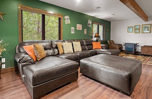 Ponderosa Trails House | HIGH ALTITUDE HAVEN: SPA + PET FRIENDLY + TRAILS