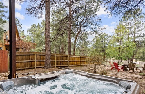 Ponderosa Trails House | HIGH ALTITUDE HAVEN: SPA + PET FRIENDLY + TRAILS