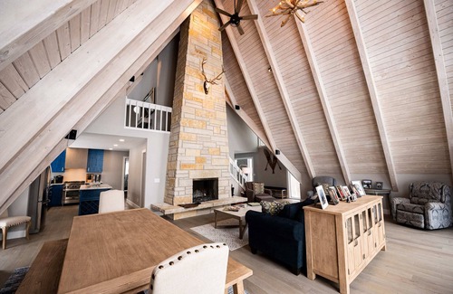 Leland House | High Bluffs Lodge ~ Sunsets, Game Room, much more