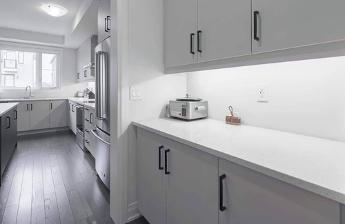 Aurora House | High ceiling home In Newmarket