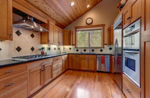 Truckee House | High Country Lodge - Hot Tub, Amenities Access, Shuffleboard and Horse Shoe Pit