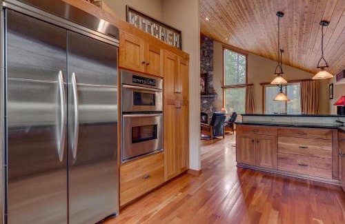 Truckee House | High Country Lodge - Hot Tub, Amenities Access, Shuffleboard and Horse Shoe Pit