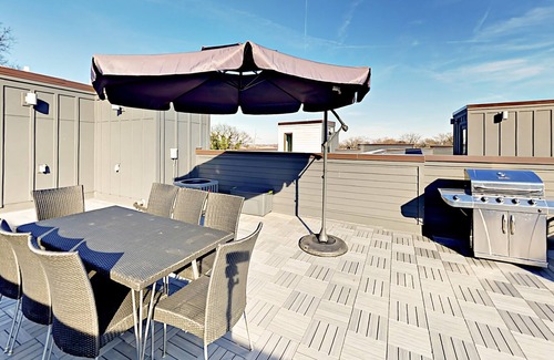 Historic Waverly House | High-End 12 South Townhouse w/ Rooftop Deck – Near Downtown
