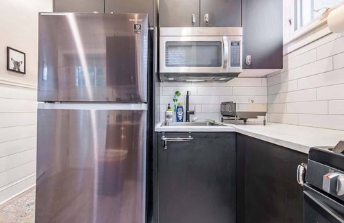 Wilmington Apartment | High end 1B apt, laundry, 10ft ceilings, king bed