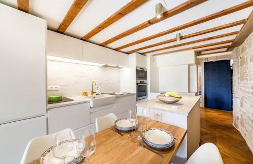Old Lyon Apartment | High-end apartment overlooking the quays AIL
