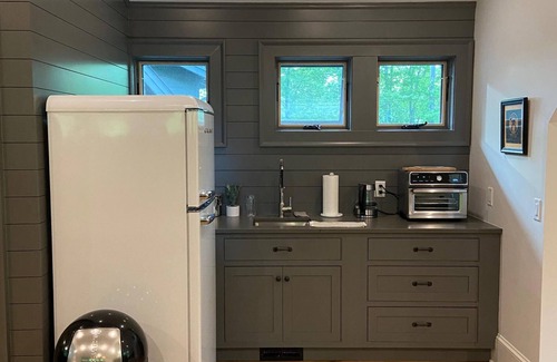Fairview House | High-end Asheville Retreat near Asheville and Black Mountain. Spacious, private.