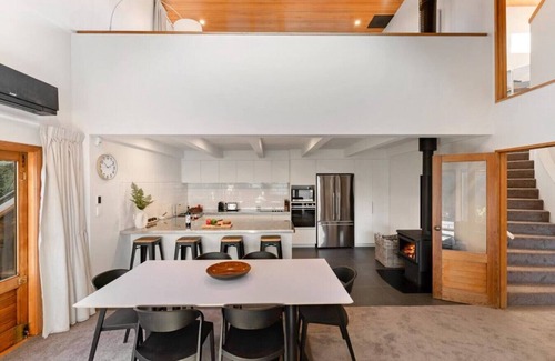 Sunshine Bay House | High-end haven with uninterrupted lakeviews
