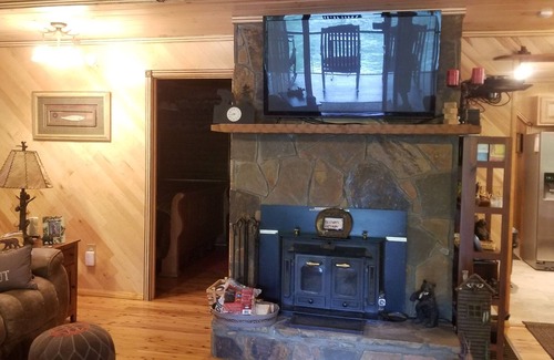 Murphy House | High end Hiawassee River front cabin in Murphy, NC