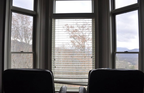 Hayesville House | High-end large quiet home with amazing long-range views, close to Lake Chatuge