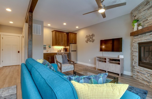 McMinnville Apartment | High-end studio with gas fireplace, WiFi, central AC - near restaurants/wineries