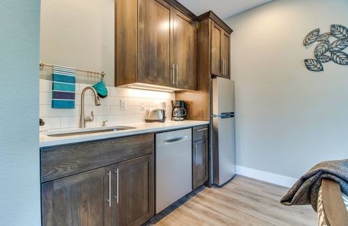 McMinnville Apartment | High-end studio with gas fireplace, WiFi, central AC - near restaurants/wineries