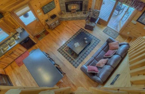 Mineral Bluff Cabin | High Expectations- Dog Friendly | Hot Tub | Stunning Views | Sleeps 10