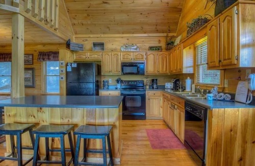 Mineral Bluff Cabin | High Expectations- Dog Friendly | Hot Tub | Stunning Views | Sleeps 10