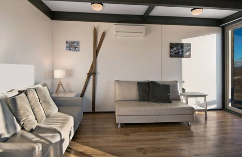 Jindabyne Cottage | High Ground Estate Farmstay - ECO Pet Family Friendly - 10 Mins From Town