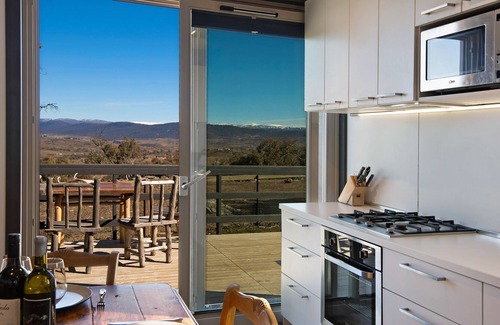 Jindabyne Cottage | High Ground Estate Farmstay - ECO Pet Family Friendly - 10 Mins From Town