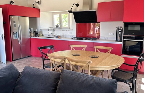 Simiane-la-Rotonde House | High Luberon, Jas renovated between woods and lavender.