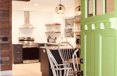 Highlands Cabin | High On the Hill - In Town Highlands!