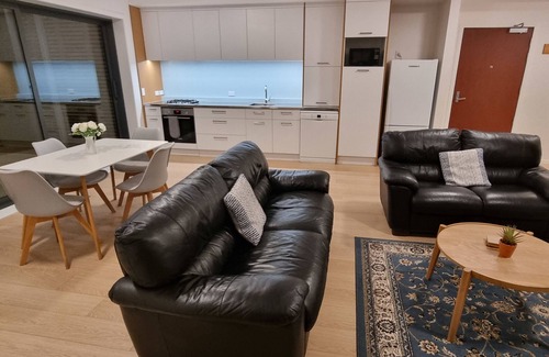 Wellington House | High-quality guesthouse minutes from everywhere! Breakfast included!