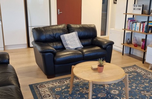Wellington House | High-quality guesthouse minutes from everywhere! Breakfast included!