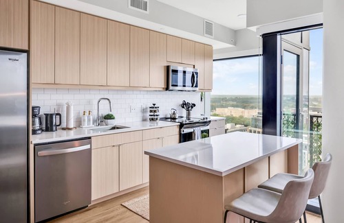 Glenwood South Apartment | High-rise Apt Raleigh Free Parking Sunset View 1