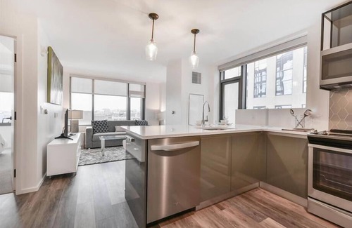 Shawmut Apartment | High-rise Downtown 2BR | Keyless Entry | Full Kitchen