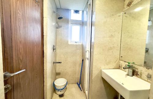 Chandigarh Apartment | High Rise Lavish Room with Jacuzzi & Amazing View in zirkapur