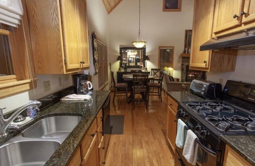 Highlands House | HIGH SPEED FIBER OPTIC WIFI; Tranquil Treehouse on 2.5 Acres; Affordable Luxury