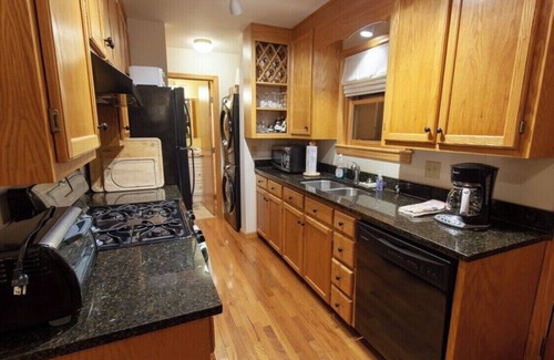 Highlands House | HIGH SPEED FIBER OPTIC WIFI; Tranquil Treehouse on 2.5 Acres; Affordable Luxury