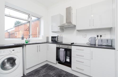 Bedworth Apartment | HIGH STREET APARTMENT, SLEEPS 6 GUESTs!