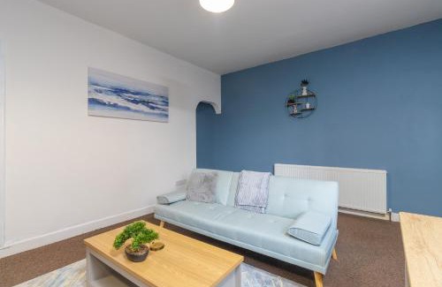 Bedworth Apartment | HIGH STREET APARTMENT, SLEEPS 6 GUESTs!