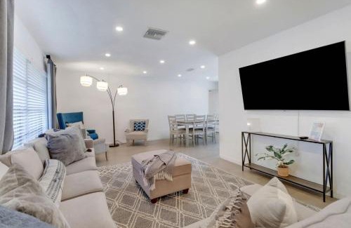 Central Naples House | High Tide - 3 Br Sleeps 6 - Private Pool - Games