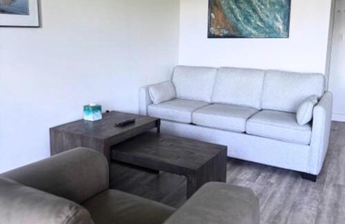 Tofino Apartment | High Tide - Waterfront bachelor